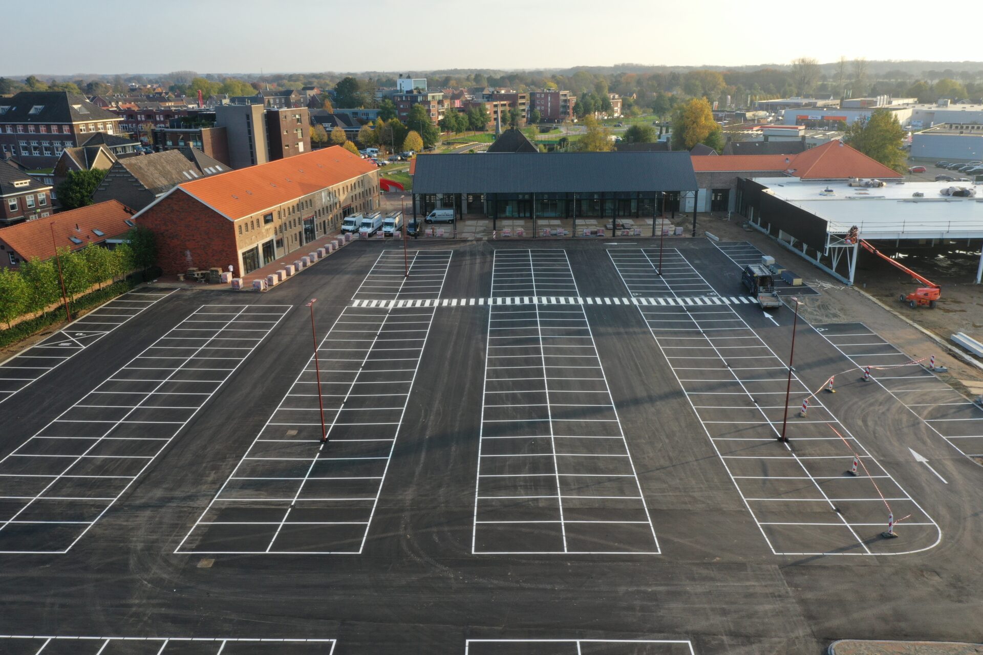 Luchtfoto van het gratis parkeerterrein bij De Pannenfabriek in Echt