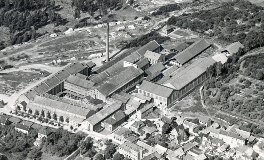 Historische luchtfoto van dakpannenfabriek De Valk in Echt