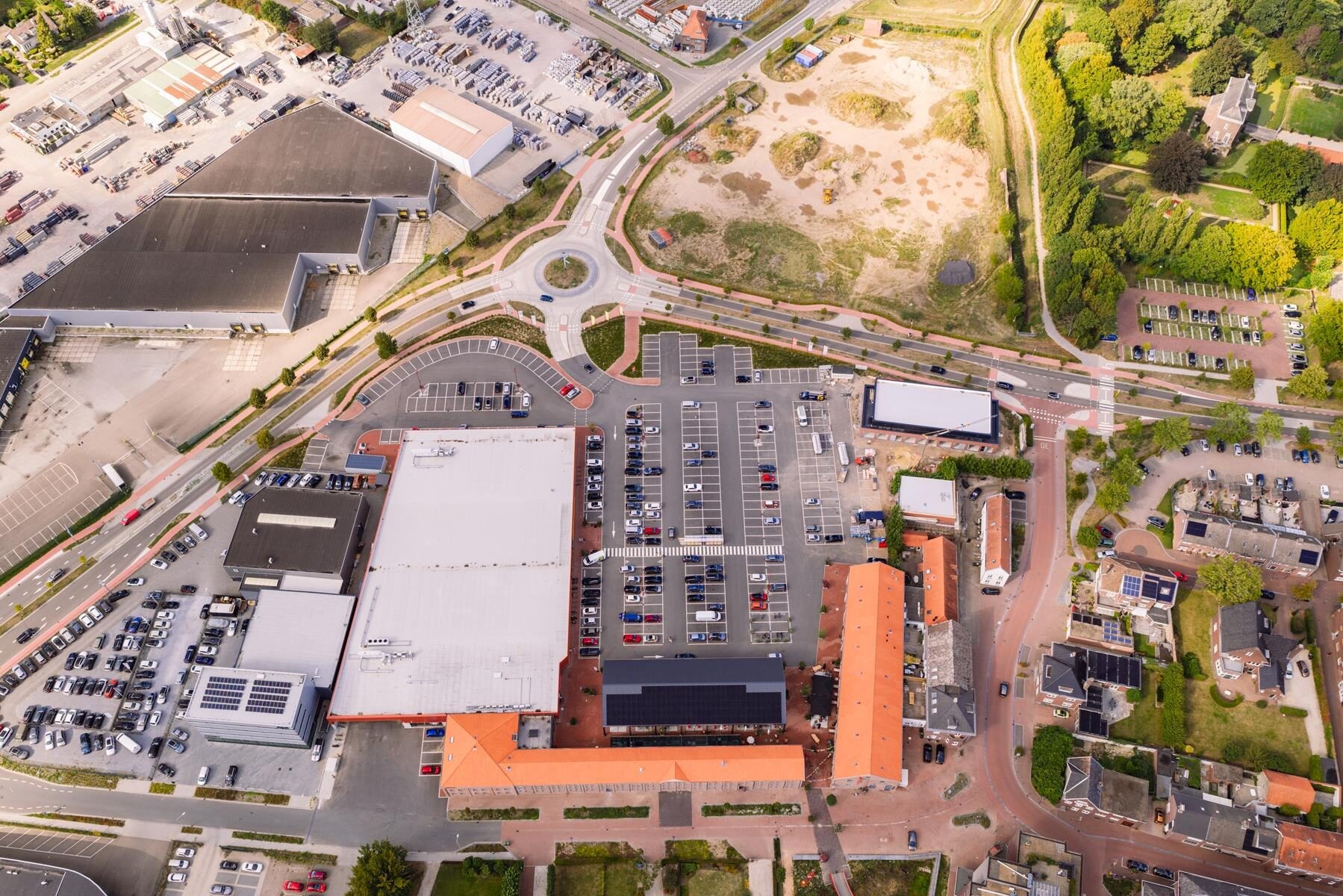 Luchtfoto van De Pannenfabriek in Echt met het gratis parkeerterrein